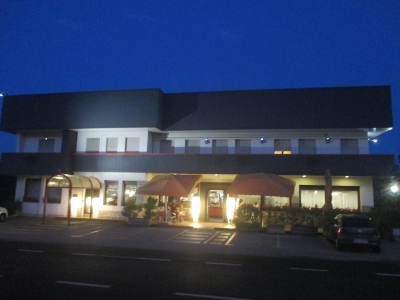 Hotel O'Scugnizzo 2 Беллуно Екстер'єр фото